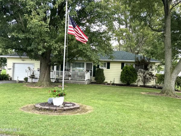 520 N Lind Street , Deshler, OH 43516