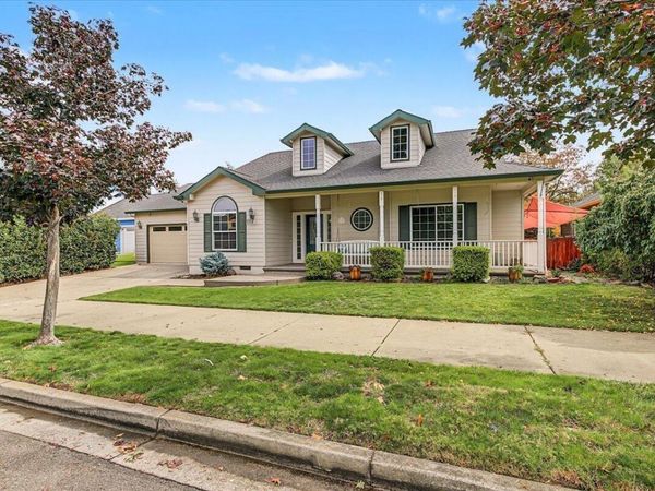 660 Valley Oak Boulevard, Central Point, OR 97502