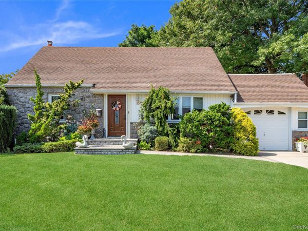 14 Mayfair Lane , Hicksville, NY 11801