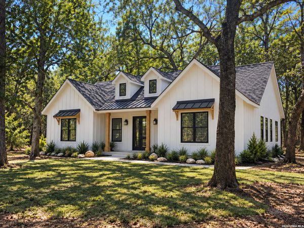 729 County Road 664, Devine, TX 78016