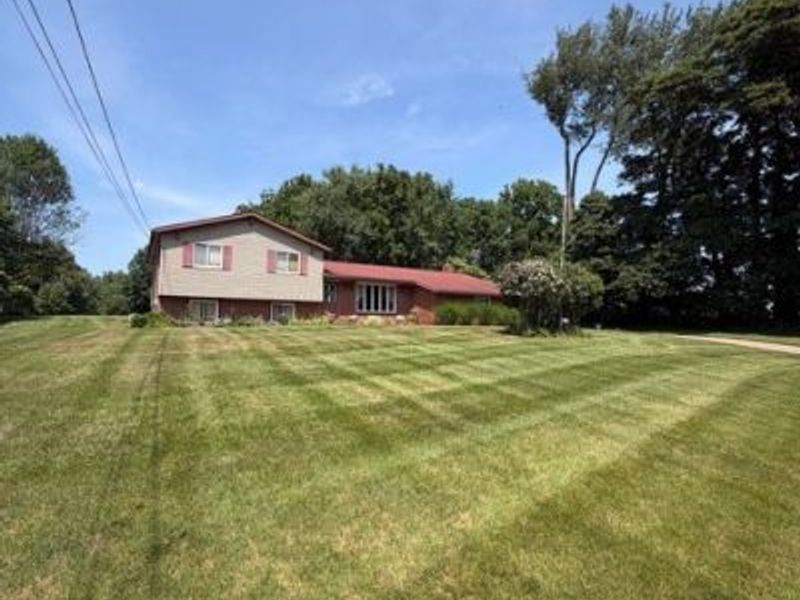 9011 Lost Trail Avenue NE, Canton, OH 44721 Photo 2