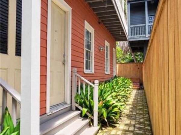 1015 RACE Street, New Orleans, LA 70130