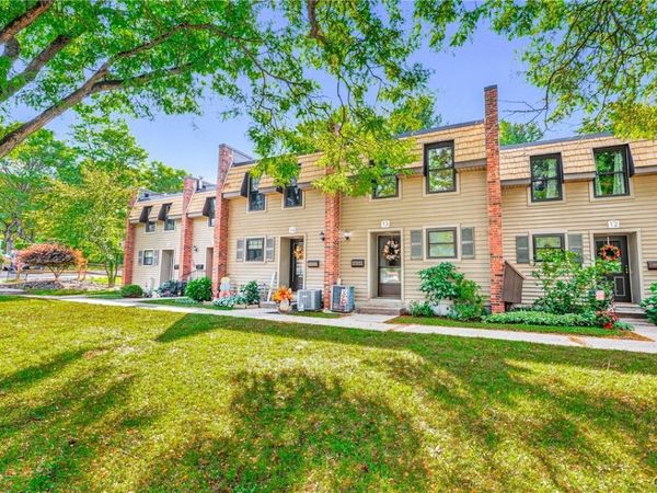 13 Chestnut Hills , New Hartford, NY 13413