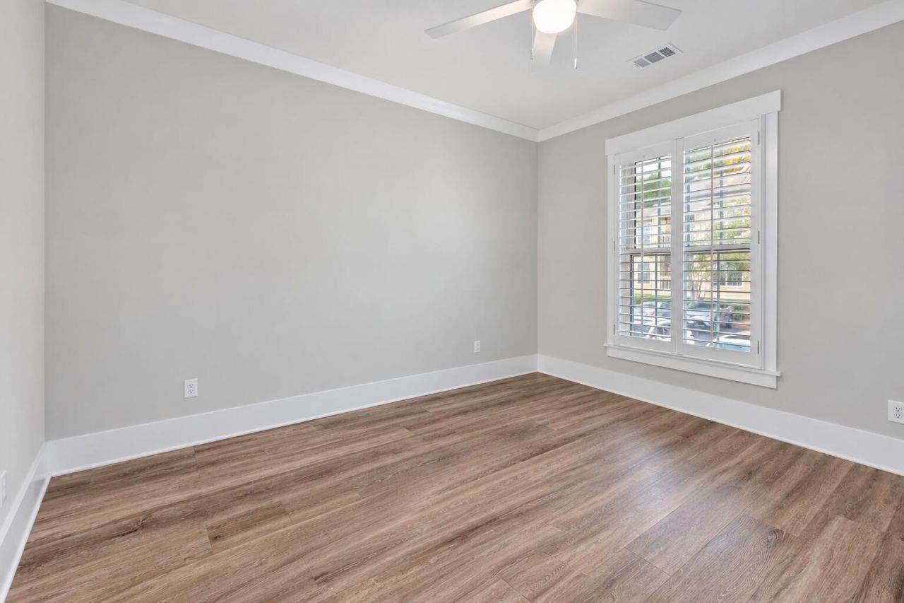 1600 Long Grove Drive Photo 13