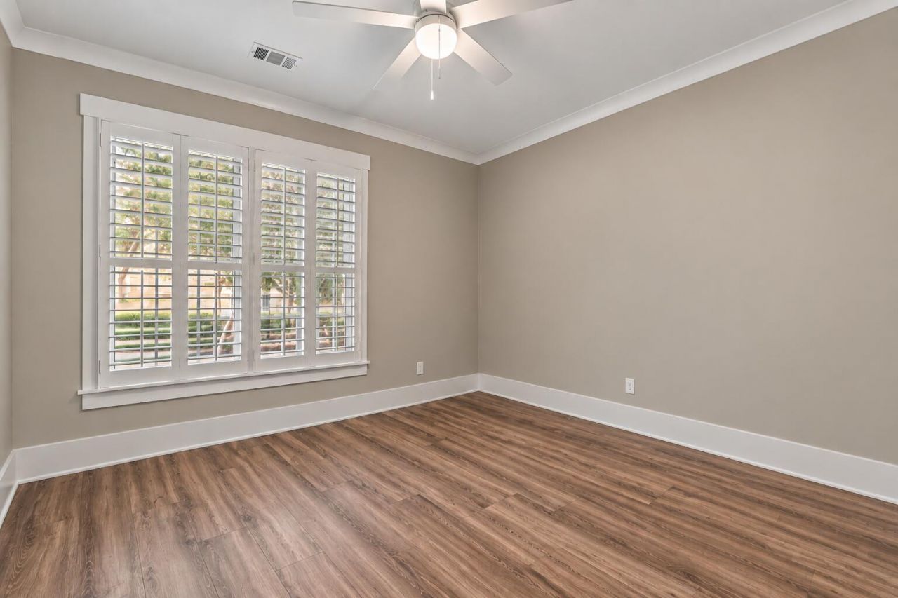 1600 Long Grove Drive Photo 17