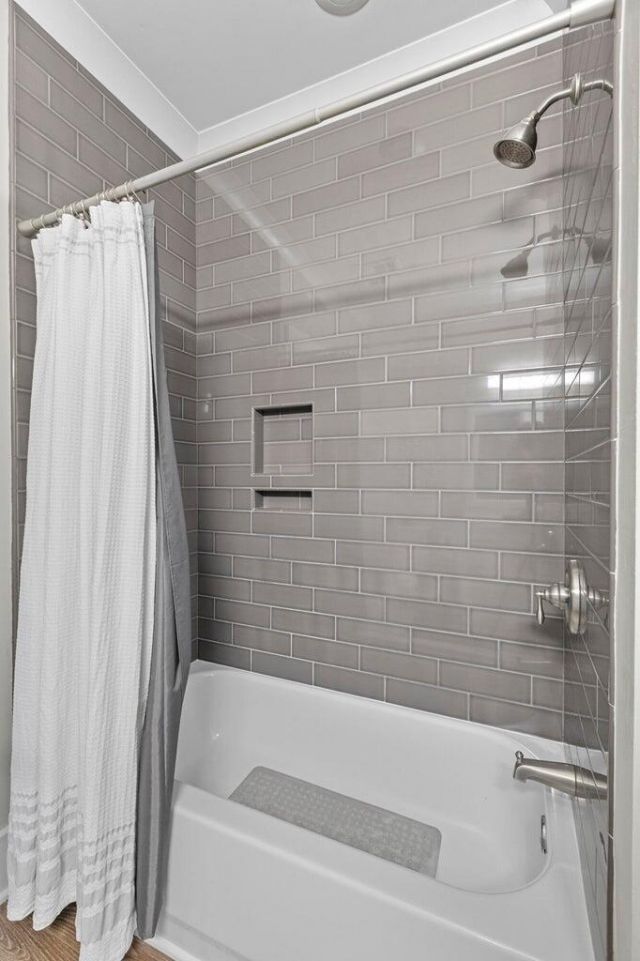 1600 Long Grove Drive Photo 25