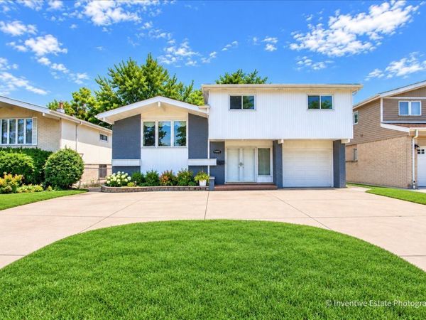 9938 N Huber Lane, Niles, IL 60714