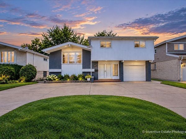 9938 N Huber Lane, Niles, IL 60714