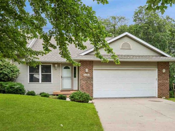 2283 E Grantview Dr, Coralville, IA 52241