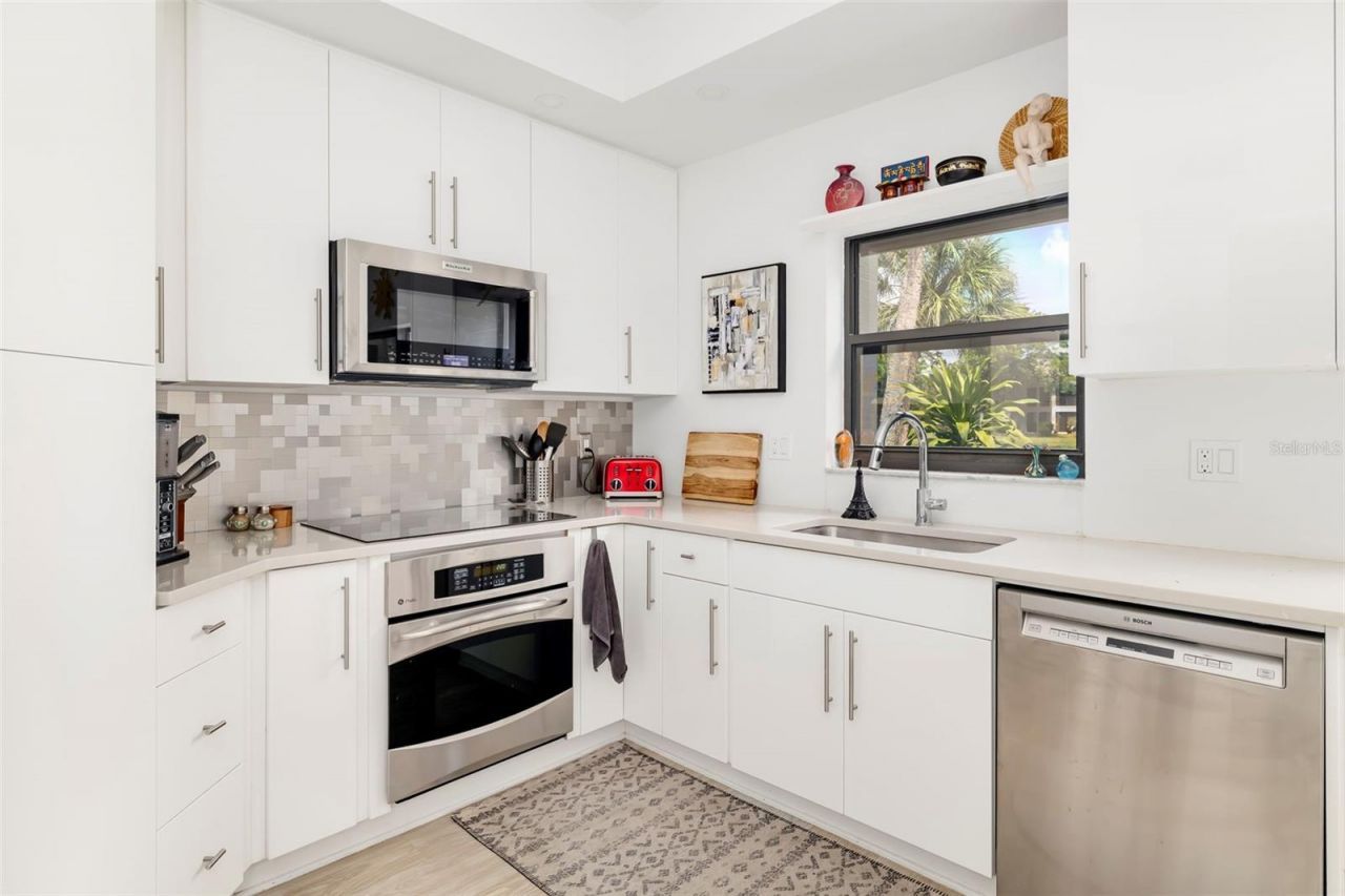5239 Heron Way, Unit 102, Sarasota, FL 34231 Photo