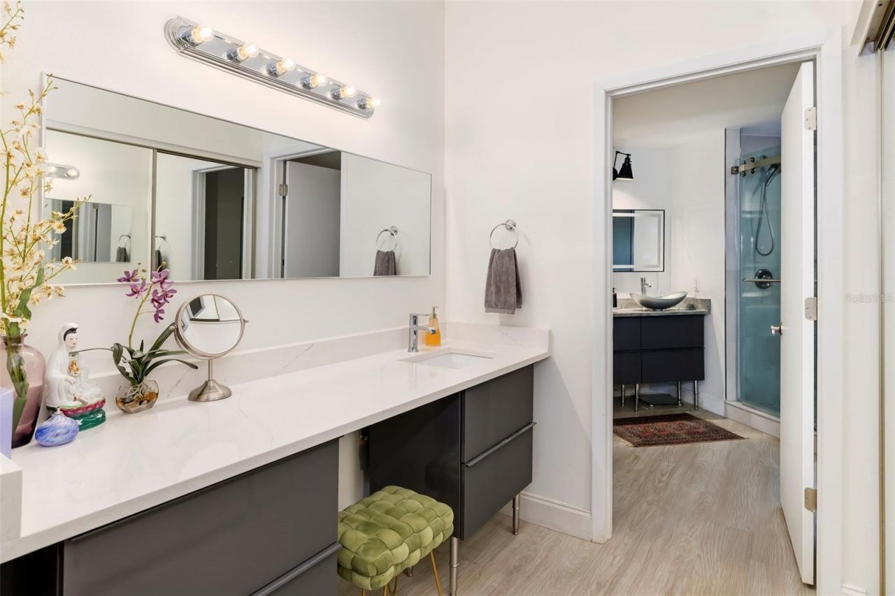 5239 Heron Way, Unit 102, Sarasota, FL 34231 Photo
