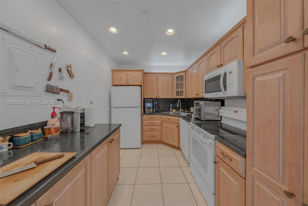 5601 Collins Ave , Unit PH-14, Miami Beach, FL 33140 Photo