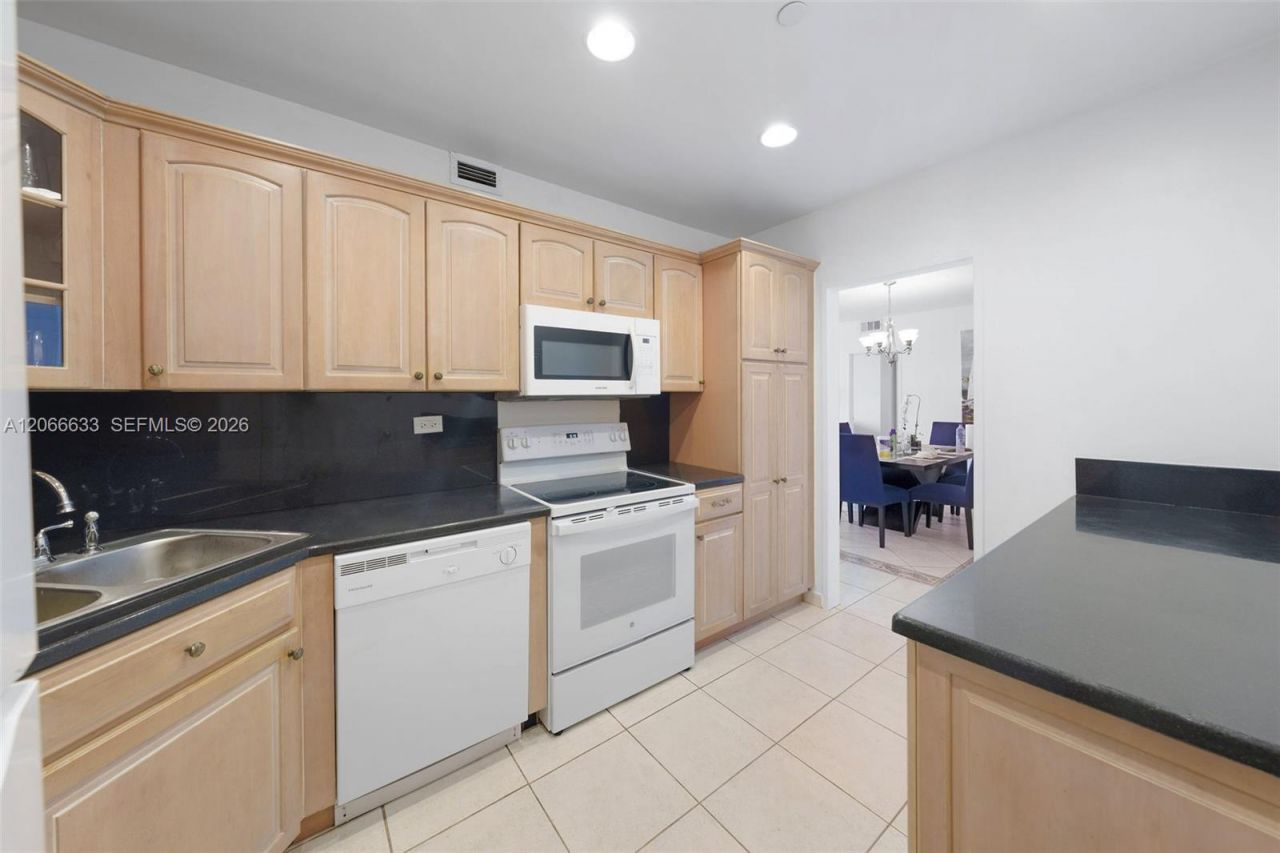 5601 Collins Ave , Unit PH-14, Miami Beach, FL 33140 Photo