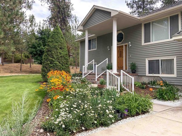 12829 W Suncrest Dr, Nine Mile Falls, WA 99026