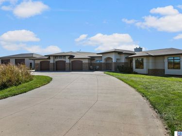 17701 Prairie Vista Drive, Hickman, NE 68430