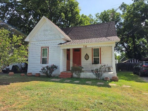 736 N Robinson Street , Cleburne, TX 76031