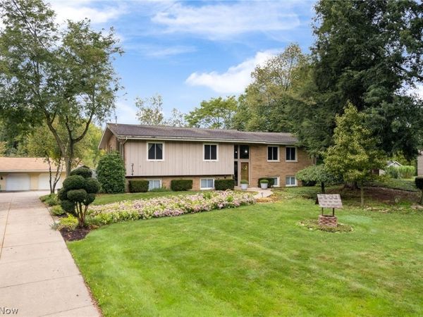 2134 Ritz Manor Drive , Uniontown, OH 44685