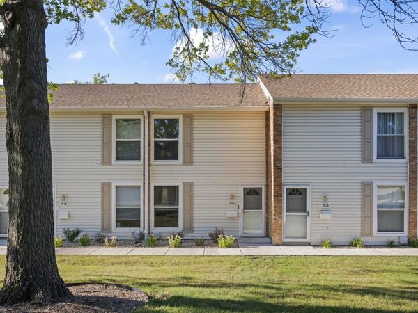 1910 HUNTINGTON Boulevard , Hoffman Estates, IL 60169