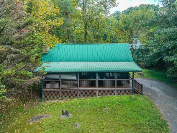 2882 Easy St , Sevierville, TN 37862