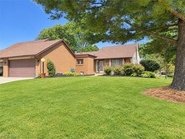 4727 Greenbriar Square NE, Canton, OH 44714