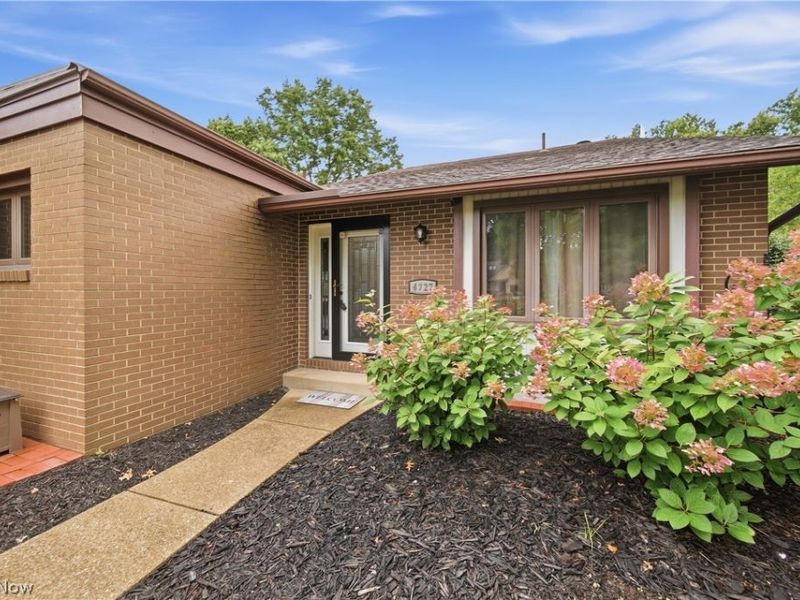 4727 Greenbriar Square NE, Canton, OH 44714 Photo 2