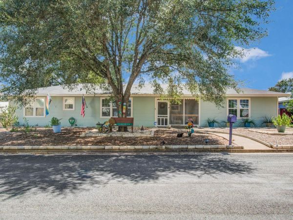 1004 Baumgarten ST, Schulenburg, TX 78956