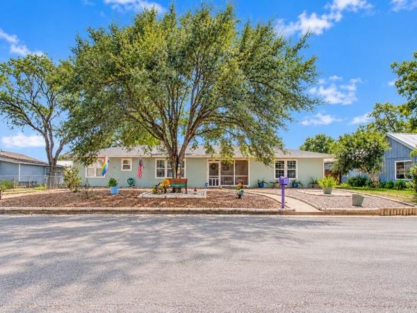 1004 Baumgarten ST, Schulenburg, TX 78956