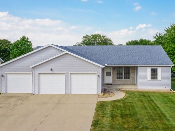 209 Pheasant Lane , Hudson, IL 61748
