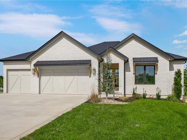 1816 NE Lashbrook Circle, Lee's Summit, MO 64086