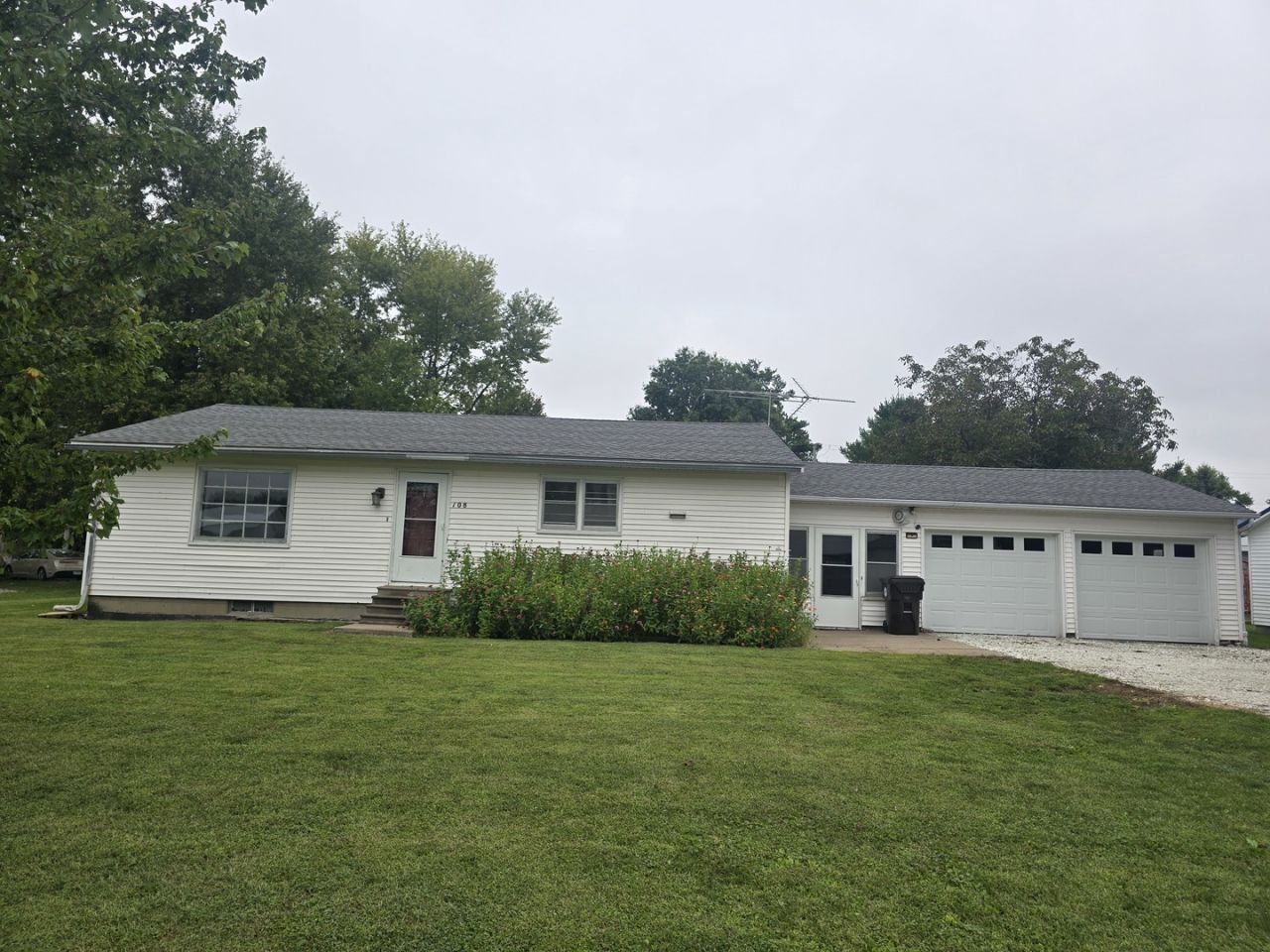 108 S Belmont Street, Bowen, IL 62316 Main Photo