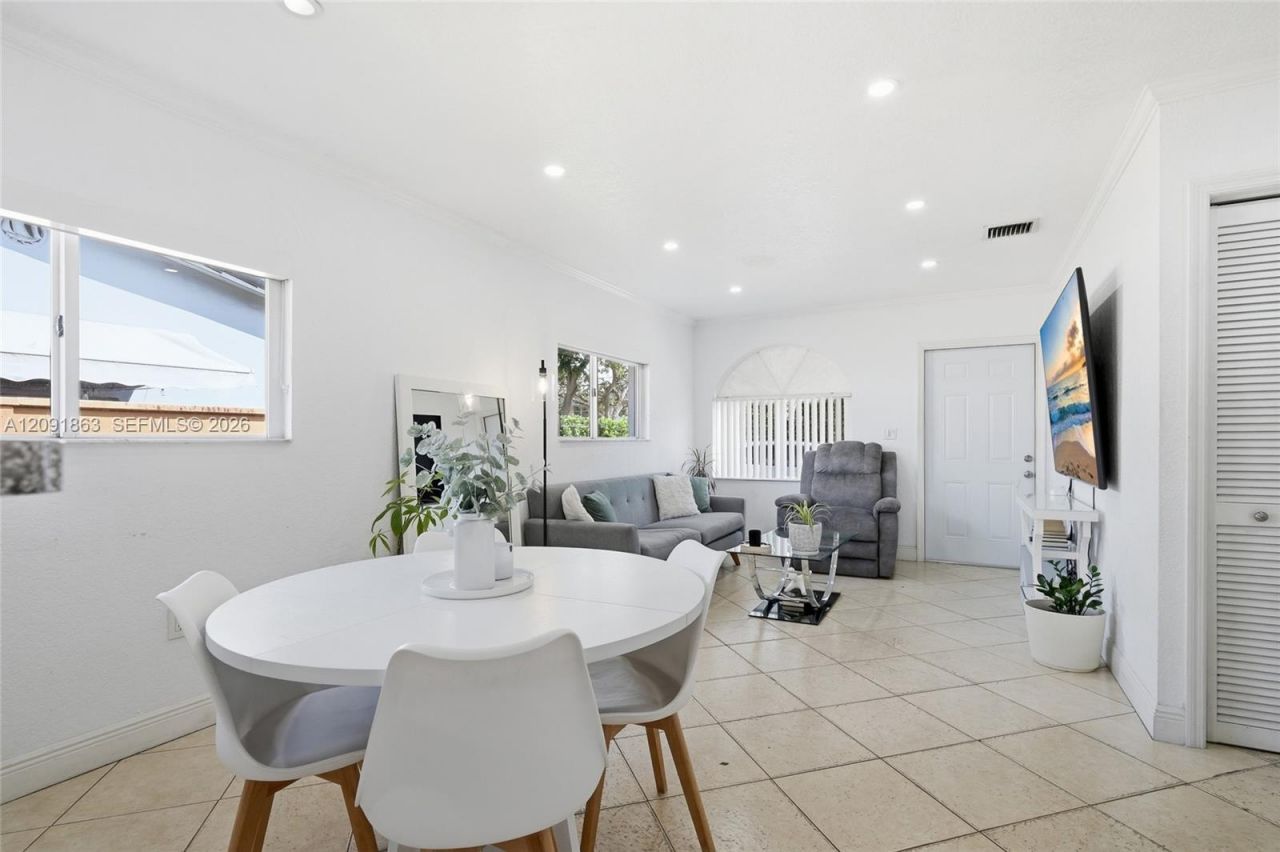 5945 NW 38th St, Unit 5947, Virginia Gardens, FL 33166 Photo