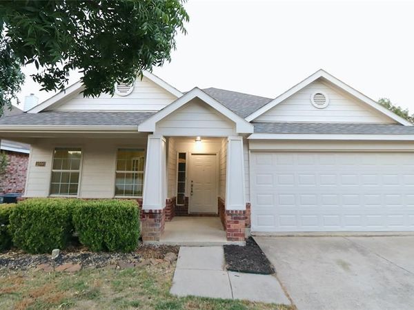 1000 Warbler Lane , Aubrey, TX 76227