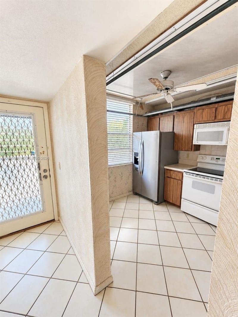 1717 Whitehall Dr, Unit 304, Davie, FL 33324 Photo