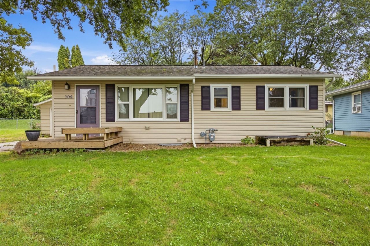 104 N Mcnamara Drive, Anamosa, IA 52205 Main Photo
