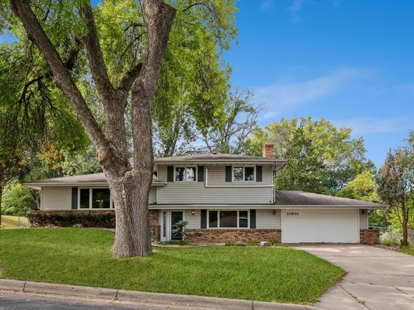 10930 Radisson Drive, Burnsville, MN 55337