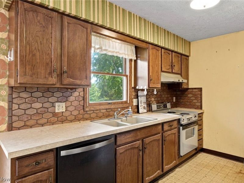 3197 Greenbrier Drive, Norton, OH 44203 Photo 12