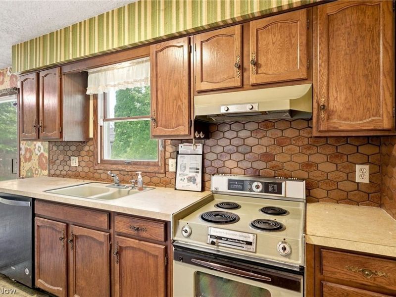 3197 Greenbrier Drive, Norton, OH 44203 Photo 13