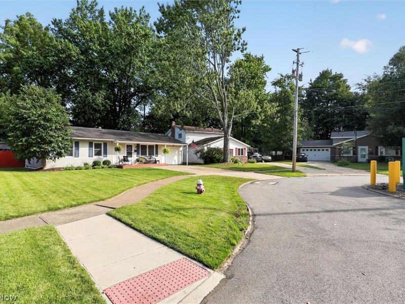 166 Pinewood Drive, Elyria, OH 44035 Photo 2