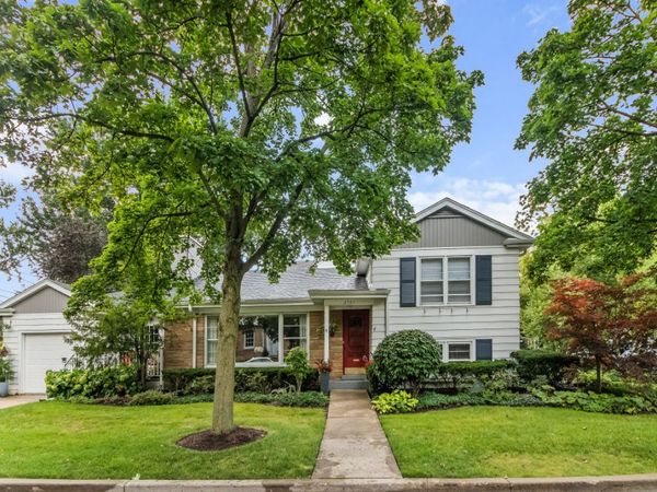2761 Lincolnwood Drive, Evanston, IL 60201