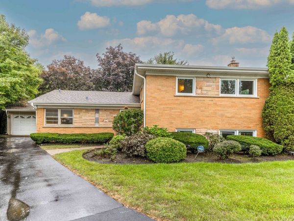 216 Valley View Court, Wilmette, IL 60091