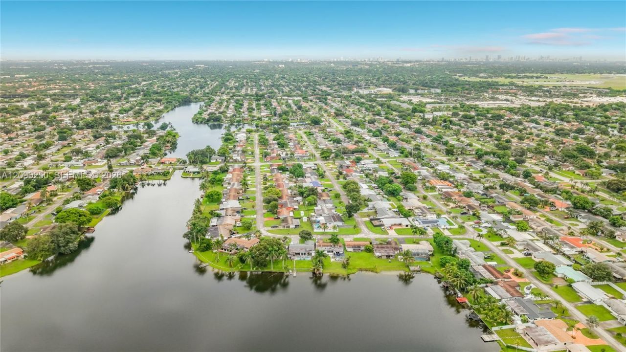 1150 NW 86th Ter, Pembroke Pines, FL 33024 Photo