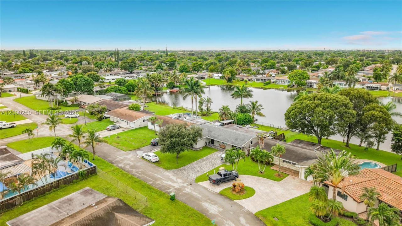 1150 NW 86th Ter, Pembroke Pines, FL 33024 Photo