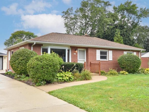 8935 N Navajo ROAD, Bayside, WI 53217