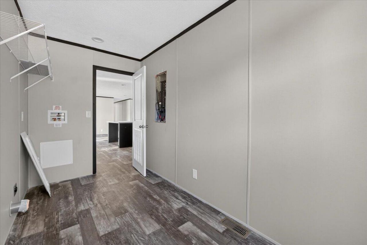 332 Marion Road Photo 18