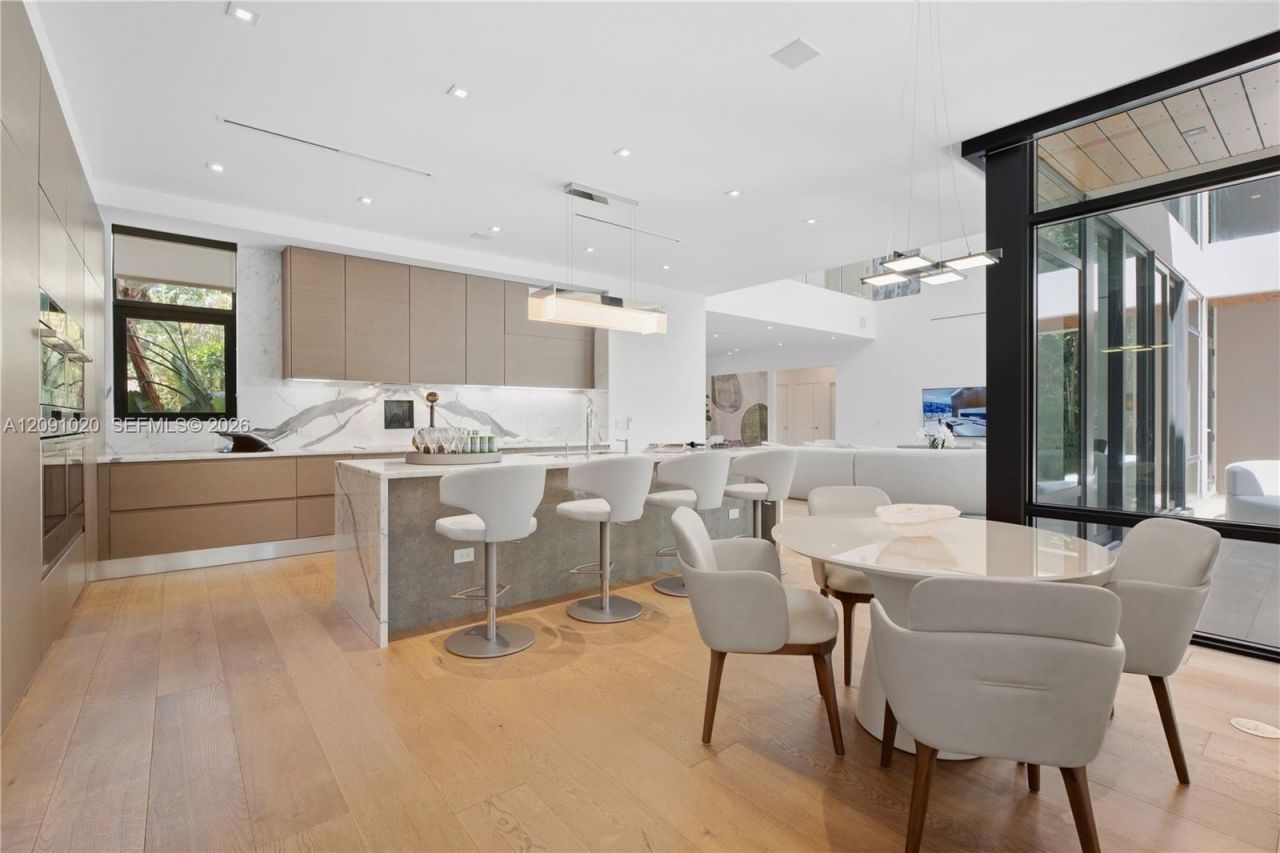 2803 Crystal Ct , Miami, FL 33133 Photo