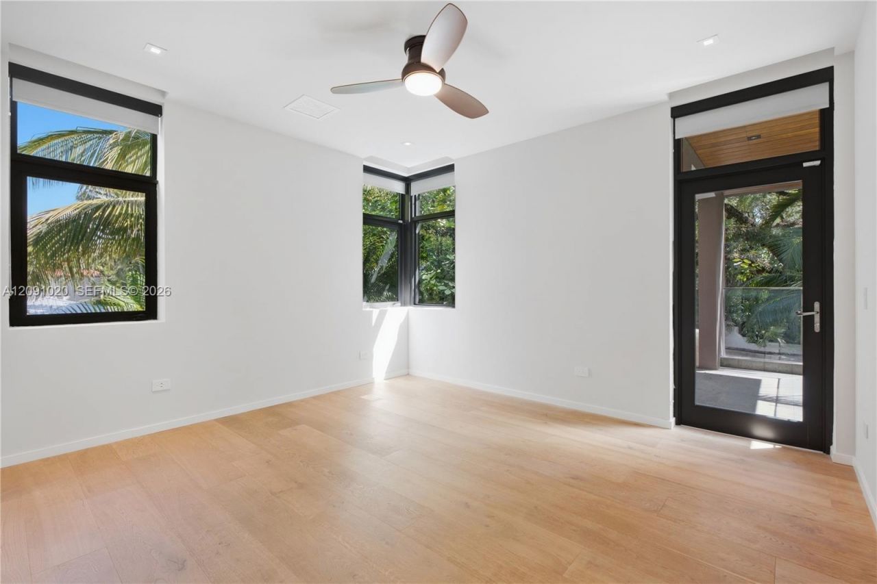 2803 Crystal Ct , Miami, FL 33133 Photo