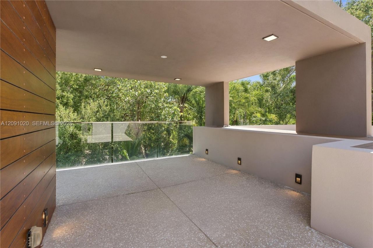 2803 Crystal Ct , Miami, FL 33133 Photo
