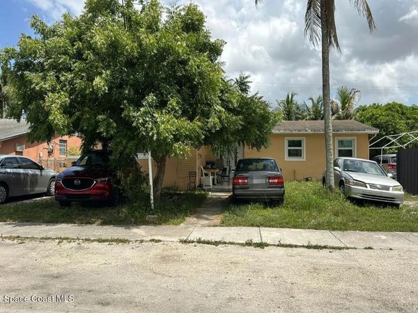 1360 NW 197th Street , Miami Gardens, FL 33169