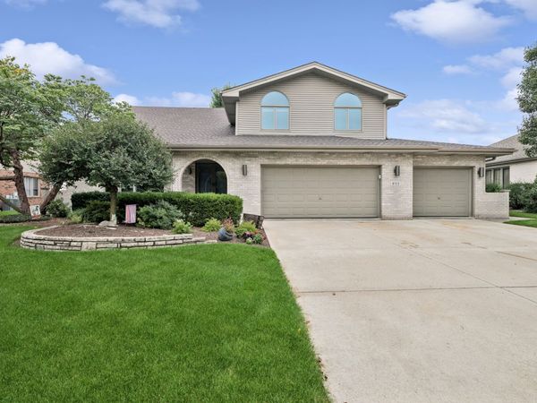 8122 Hampton Drive , Woodridge, IL 60517