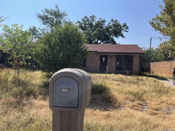 317 Bohme, Uvalde, TX 78801